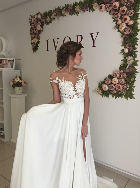 Elegant Lace Appliques Wedding Dress Long Chiffon Split