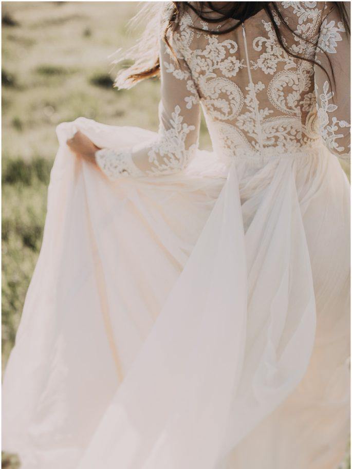 Load image into Gallery viewer, Long Sleeve Chiffon Rustic Wedding Dress Lace Appliques Beach Bridal Dress
