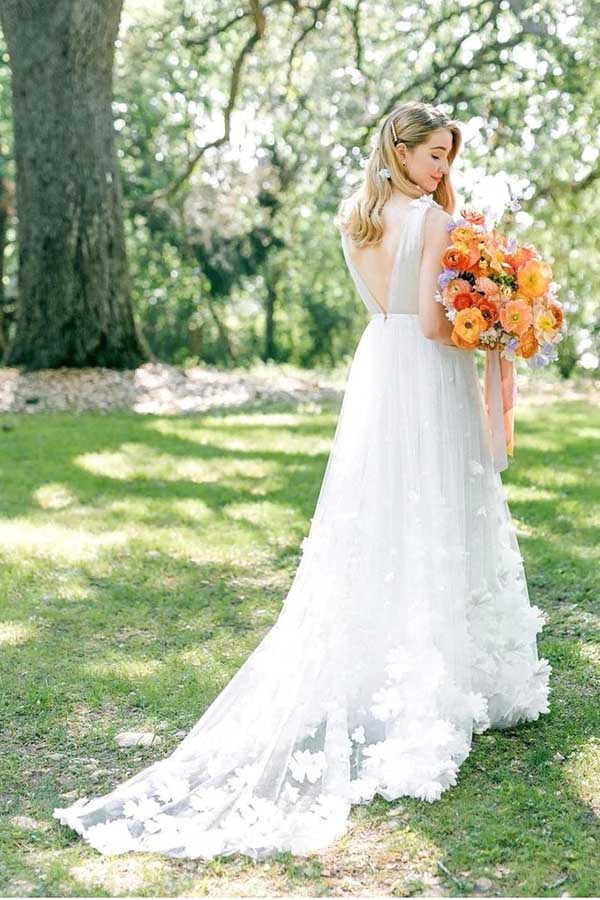 V Neck White Tulle Wedding Dresses With Flowers
