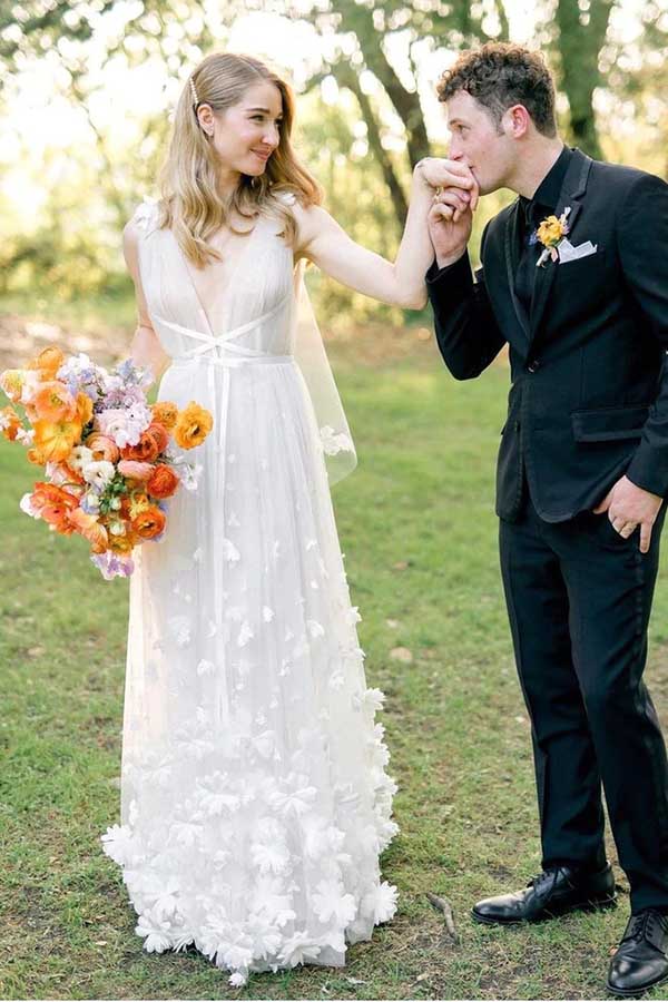 V Neck White Tulle Wedding Dresses With Flowers